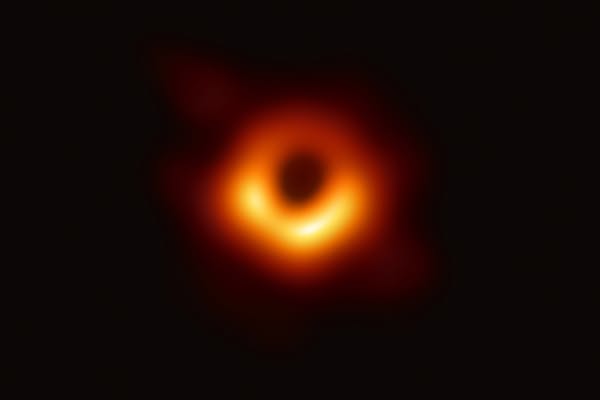 EHTが観測したM87銀河の中心にあるブラックホールシャドウ（写真・EHT Collaboration）