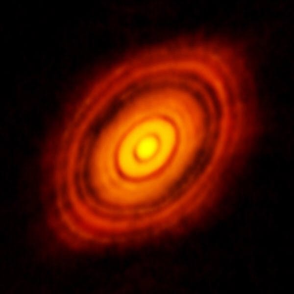 開所式から1年半後の2014年11月、「アルマ」は太陽系の誕生時を彷彿とさせる惑星誕生の現場（おうし座HL星）の撮影に成功し、世界を驚かせた。それは、後のブラックホールの観測につながる大成果だった（写真・ALMA＜ESO/NAOJ/NRAO＞）