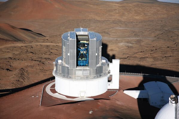 すばる望遠鏡は史上最大の赤外線反射望遠鏡として国立天文台がハワイ島、マウナケア山頂に建設、1999年に開所式を迎えている（空撮・山根一眞）