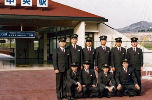 阪急電鉄に入社、運転士を経験した新人時代（前列右端が本人、1979年）