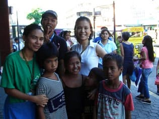 フィリピンで活動する非営利法人（NPO）の仲間と子どもたち=小林りん氏提供
