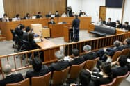 裁判員裁判では裁判官3人と裁判員6人が参加する(東京地裁での模擬裁判)