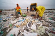 海岸に打ち上げられたビニールなどのプラスチックごみ(ムンバイ近郊)