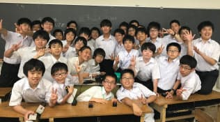 あこがれの後藤弘先輩(後列中央)を囲む中学1年生の部員たち
