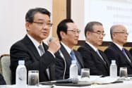 近畿大阪銀行、関西アーバン銀行、みなと銀行はグループの垣根を越えて経営統合の道を選んだ。（統合契約を発表した2017年9月の記者会見）