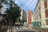 約2100人が学ぶ開成。向陵稲荷坂をはさんで中学校舎(左)と高校校舎が向き合うように立つ