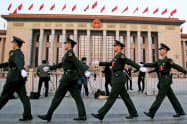 中国は建国70年、天安門事件から30年の節目を迎える（北京の人民大会堂前で警戒する警備関係者）=小高顕撮影