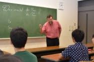 第2外国語のひとつ、ドイツ語の授業。大学でも教鞭(きょうべん)を執る先生が教える=武蔵高等学校中学校提供