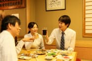 飲み会の席では社内のディープ情報を引き出しやすい。写真はイメージ=PIXTA