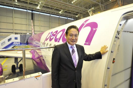 関西国際空港に届けられた初号機とともに（2011年11月10日）