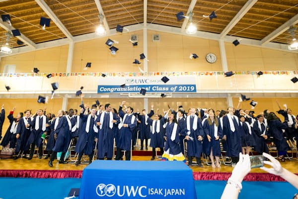 卒業式に臨む生徒たち。培ってきた「3つの力」は、どんな変革をもたらすのか=UWC ISAK提供