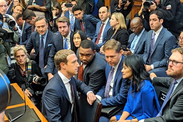米下院の公聴会に出席したフェイスブックのザッカーバーグCEO（手前左）