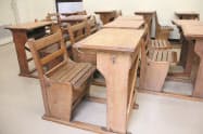 「辰馬さんの机」と呼ばれる、総楢（なら）材の武骨な机=甲陽学院中学校・高等学校提供