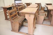 「辰馬さんの机」と呼ばれる、総楢(なら)材の武骨な机=甲陽学院中学校・高等学校提供