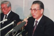 1997年11月24日、自主廃業を発表し、涙ながらに会見する山一証券の野沢正平社長(当時)