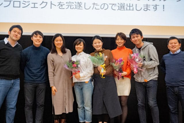 長尾さん(右から3人目)らM&Aチームは2019年度下期のMVPの社内表彰を受けた
