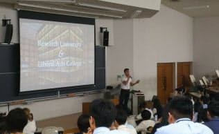 2019年10月5日にはエール大学の入試担当者が来校した=渋谷教育学園提供