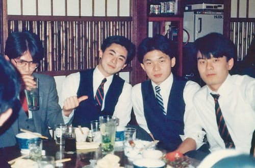 「決してウエルカムな社員ではなかった」と振り返る新入社員時代(右端が山口社長)