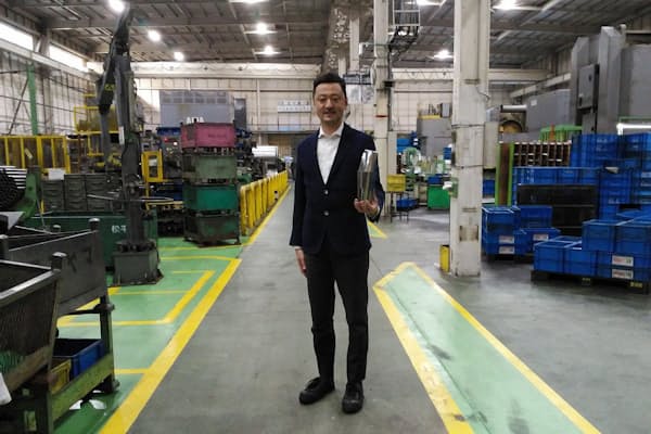 横山哲也ブランドマネージャーが率いる「バーディ」の工房は自動車部品工場の一角にある