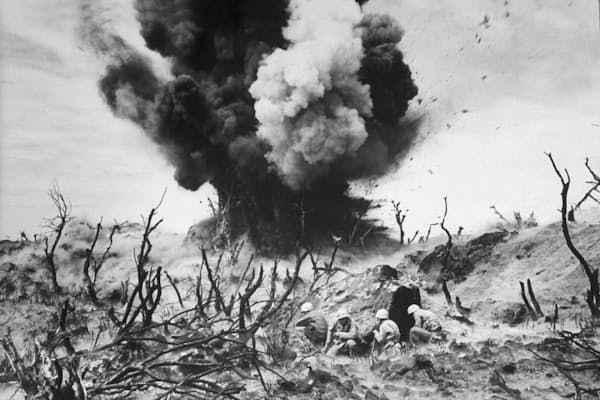 太平洋戦争で米軍にとって最も過酷な戦闘となった硫黄島の戦いは、1945年2月19日から36日間にわたって続き、この島の拠点を壊滅させた（W. Eugene Smith, The LIFE Picture Collection/Getty Images）