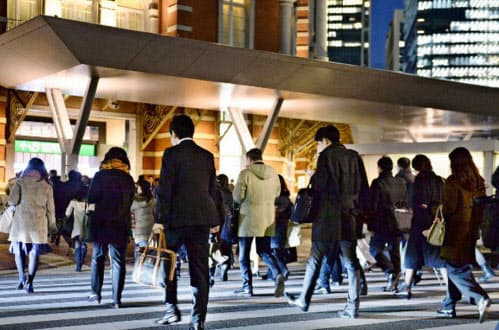 4月から中小企業も残業時間の上限規制が課せられる(東京・丸の内)