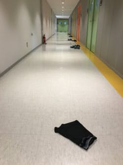 高校生の個室の前の廊下