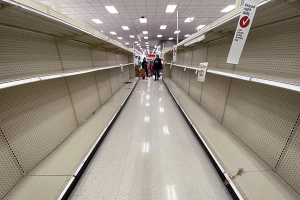 米バージニア州のスーパーマーケット「ターゲット」の商品棚。いつもならウェットティッシュや消毒液、トイレットペーパーが隙間なく並べられているが、新型コロナウイルスの影響で人々が買い占めに走ったため、今は空になっている。「パニック買い」を引き起こすものとは何か。心理学者たちは、強いストレスのある状況下で、自分で事態をコントロールしたいという欲求が根底にあるという（PHOTOGRAPH BY WIN MCNAMEE, GETTY IMAGES）