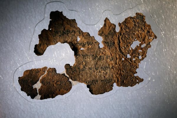 ワシントンDCにある聖書博物館所蔵の死海文書は、全て偽造品だったことが判明した。写真は、創世記の断片（PHOTOGRAPH BY REBECCA HALE, NGM STAFF）