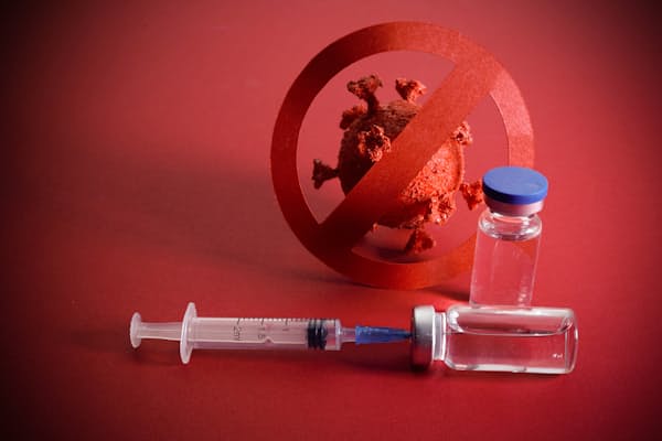 人類は幾度もパンデミックに悩まされ、その度、闘ってきた。ワクチンもそうした武器の一つで、新型コロナのワクチンの登場が期待されている。写真はイメージ=iStock.com / nambitomo