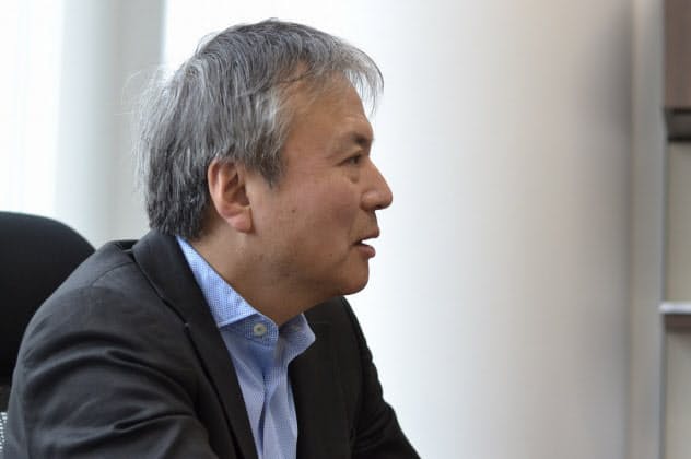 創業時は自宅の地下室に「本社」を構えた
