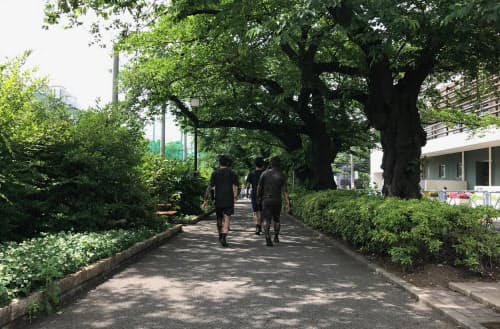 田植えを終えた生徒たちが学校に戻っていく