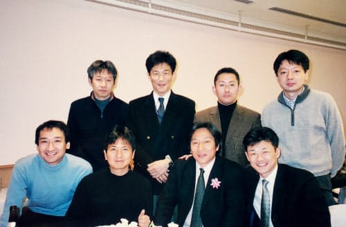 ビジネスマンの経験が監督としての指導に役立っていると感じる(前列右から2人目、会社員時代の同僚と。2004年)