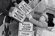 1950年代にヨーロッパに出荷されるポリオワクチンの箱（『ビジュアル パンデミック・マップ 伝染病の起源・拡大・根絶の歴史』より）