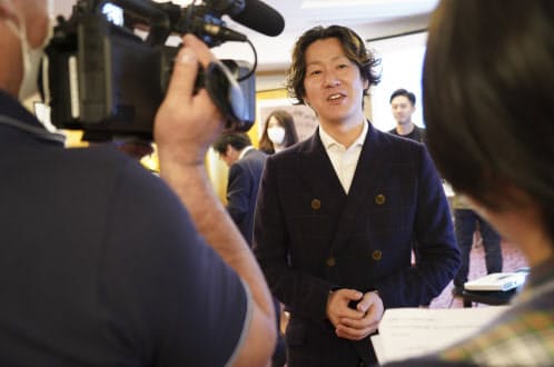アバター卒業式は国内外の注目を集めた(取材に応じる谷中教授)