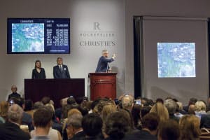 19年5月にNYで開催されたクリスティーズのオークション。ジェフ・クーンズの作品が存命作家で最高額の100億円で落札された　(c) Christie