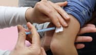 ワクチンの普及は感染封じ込めの切り札と期待される（写真はインフルエンザの予防接種）
