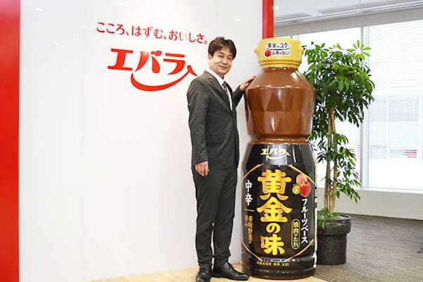 清水憲一・商品開発部長は主力商品「黄金の味」の全面リニューアルに関わった