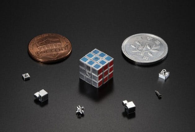 「極小ルービックキューブ」は1円玉より小さい