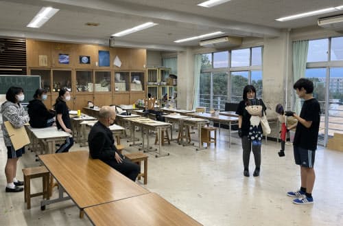 中央が顧問の岡崎さん。部員は、左から衛藤舞さん、大中理紗子さん、小伊勢茉那さん、西村菜々さん、下野聖矢さん(全員高2)