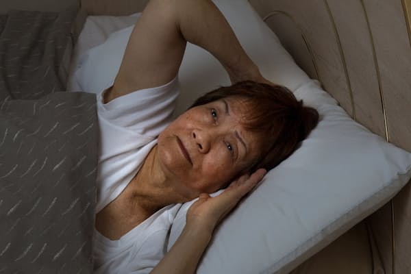 歳をとると、睡眠の途中で目が覚めてしまう「中途覚醒」などが増えてきます。(c)Tom Baker-123RF