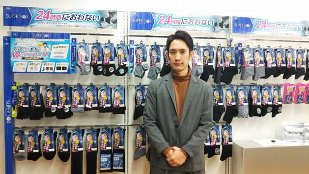 「SUPER SOX」の販売戦略を練る岡本のマーケティング担当 青柳一輝氏