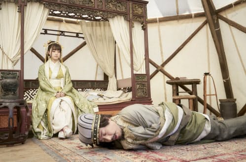 橋本環奈(左奥)の黄・孔明夫人が映画後半のキーパーソン(c)2020映画『新解釈・三國志』製作委員会
