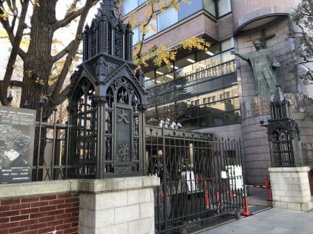 青山通りに面した青山学院大学の正門。初等部から大学までが同じ区画内に広がる