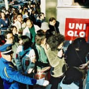 入店待ちの行列ができたユニクロ原宿店（1999年12月）