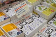 1階の新刊ビジネス書コーナーの平台に手書きPOPを立てて展示する(三省堂書店有楽町店)