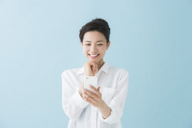 声だけのやりとりだから、クラブハウスは服装や背景を気にせずに済む(写真はイメージ) =PIXTA