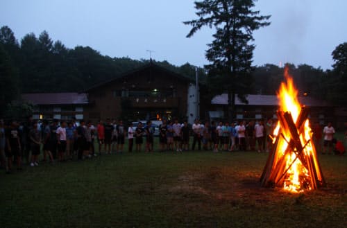黒姫の「山荘」でのキャンプファイア(学校提供)