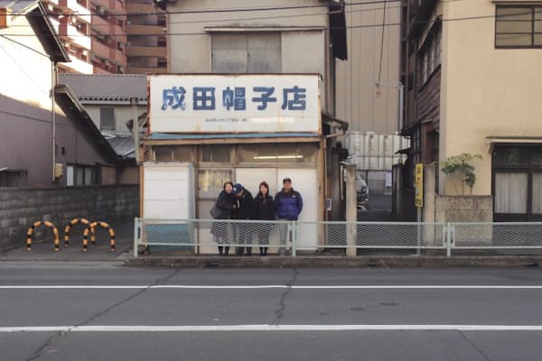 成田峻平さんの曽祖父が経営していた帽子店。成田さんが中等教育学校6年のとき取り壊されたという（成田さん提供）
