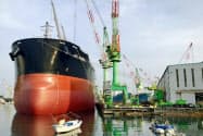 アンモニア燃料を使う次世代船の開発計画も進んでいる（今治造船の工場）