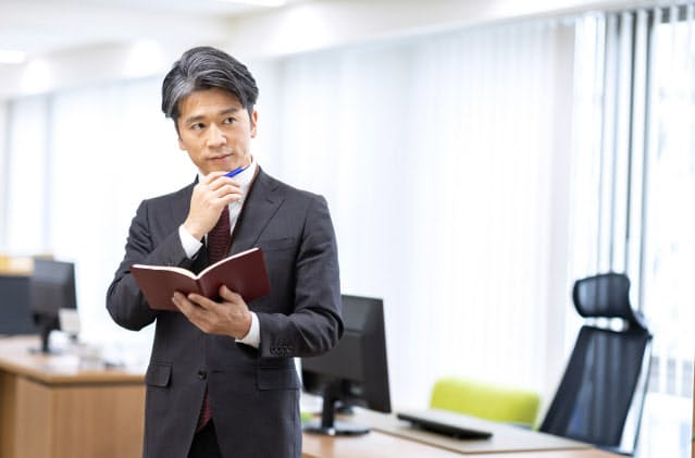 40~50歳代のビジネスパーソンはこの先の職業人生を考えたい(写真はイメージ=PIXTA)